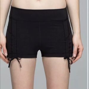 Womens LULULEMON Liberty Spandex Shorts w/ Ruches Side Ties Sz 4 Black